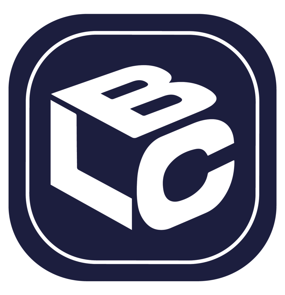 Logo do LCbank com as letras L, B e C em 3D sobre fundo azul.