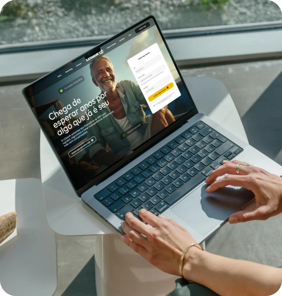 Homem sorrindo em tela de laptop LCbank com login e informações sobre investimentos.