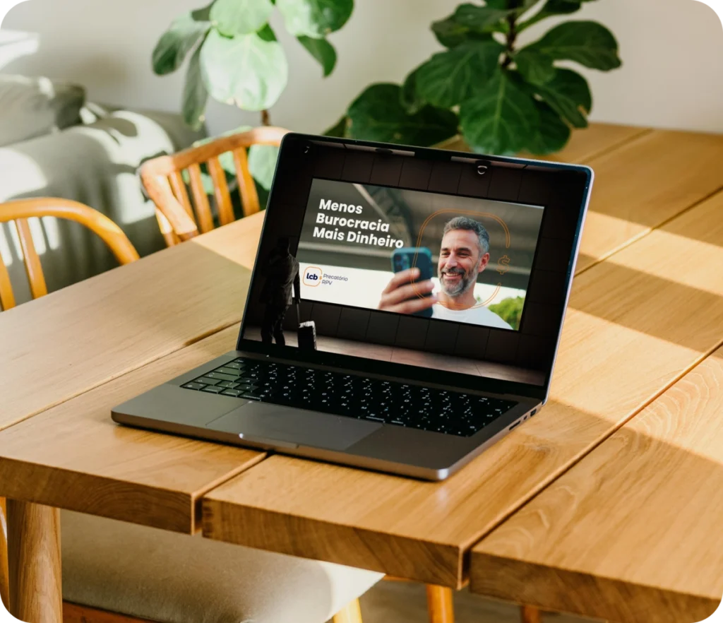 Laptop exibindo vídeo sobre menos burocracia e mais dinheiro no LCbank